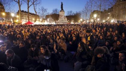 Miembros del movimiento “Nuit debout” protestan en la plaza de la República, en París