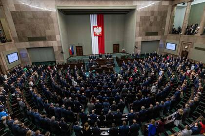 Miembros del Parlamento cantan el himno nacional tras una votación sobre el nombramiento de Tusk como nuevo primer ministro polaco en el Parlamento polaco, Varsovia, el 11 de diciembre de 2023. 