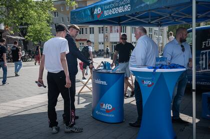 Miembros del partido Alternativa para Alemania, AfD, hablan con los transeúntes en su puesto de información en Hennigsdorf, Alemania, el 8 de junio de 2023. Mientras los alemanes se enfrentan a una era de turbulencia política y económica, la Alternativa para Alemania está resurgiendo. (Lena Mucha/The New York Times)