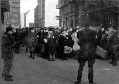 Miembros del Partido de la Cruz Flechada escoltando a los judíos durante la deportación