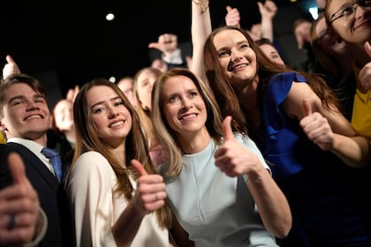 Miembros del Partido Reformista Estonio y simpatizantes de la primera ministra Kaja Kallas, al centro, posan para una fotografía, el domingo 5 de marzo de 2023, en Tallin, Estonia. (AP Foto/Sergei Grits)