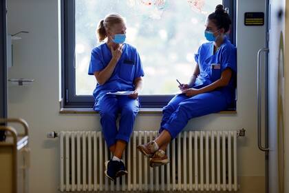 Miembros del personal médico toman un descanso en una unidad de cuidados intensivos en el Hospital St.-Antonius-Eschweiler, en medio del brote de la enfermedad por coronavirus (COVID-19) en Eschweiler, Alemania, el 25 de septiembre de 2020.