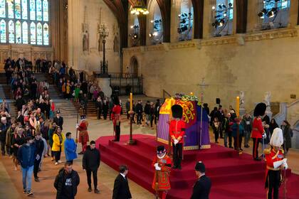 Miembros del público caminan frente al ataúd de la reina Isabel II, en el Salón Westminster, en Londres, el sábado 17 de septiembre de 2022. (Carl Court/Pool Photo vía AP)