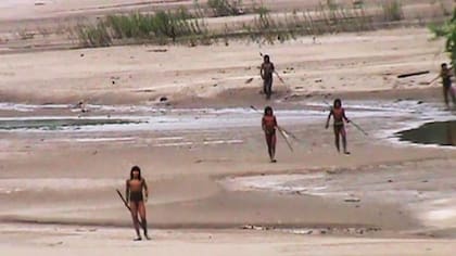 Miembros del pueblo mashco piro cerca del puesto de control de Nomole.