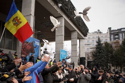 Miembros del recién formado Movimiento por el Pueblo de Moldavia y del Partido Shor, afín a Rusia, sueltan palomas durante una protesta contra el gobierno prooccidental y los bajos niveles de vida, en Chisinau, Moldavia, el domingo 19 de febrero de 2023. 