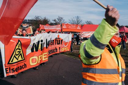 Miembros del sindicato de Opel marchan durante una protesta en Eisenach, Alemania