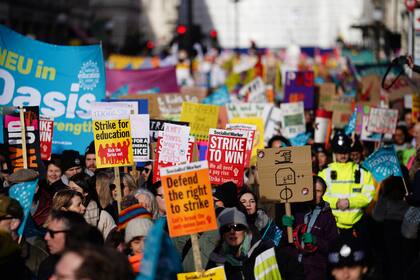 Miembros del Sindicato Nacional de Educación (NEU) participan en una marcha desde Portland Place hasta Westminster, donde se reunirán para manifestarse contra los controvertidos planes del Gobierno para una nueva ley sobre los niveles de servicios mínimos durante las huelgas