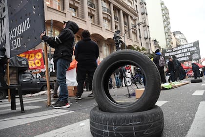 Miembros del Sindicato Único de Trabajadores del Neumático Argentino Sutna, que nuclea a los trabajadores del sector mantienen tomado un piso de la sede el Ministerio de Trabajo, de la Av Callao, mientras otros trabajadores permanecen en la puerta cortando parcialmente la avenida.