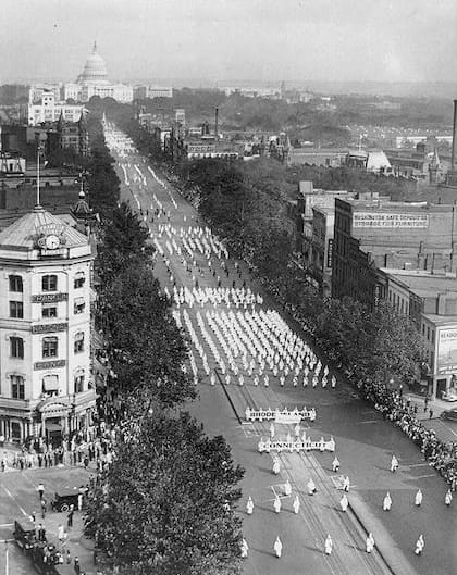 Miembros desfilando en Washington en 1928.