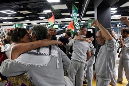 Miembros italianos de la flotilla son recibidos por sus familiares a su llegada a Roma