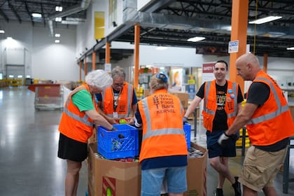 Mientras algunas organizaciones reparten alimentos frescos en Nueva York y Nueva Jersey, otras realizan jornadas de comidas calientes