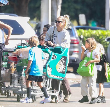 Mientras algunos rumores rezan que Iglesias y Kournikova esperan su cuarto hijo, la exjugadora se dejó ver radiante y relajada mientras hacía las compras familiares con la compañía de sus tres hijos. Anna llevó un look casual compuesto por un pantalón en color chocolate y un buzo oversize