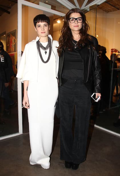 Mientras Ara eligió el total black, Flor se inclinó por el total white... ¿qué look te gusta más?