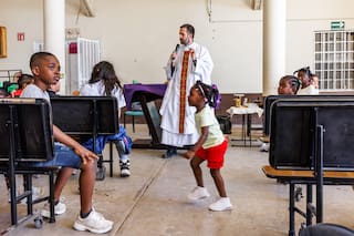 Mientras cambian las dinámicas fronterizas, un sacerdote sigue atendiendo a migrantes y deportados