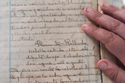 Mientras cocina, Ana consulta de forma constante el libro de recetas escritas a mano por su abuela entre 1920 y 1970.