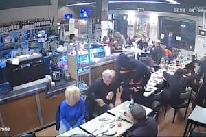 Video: con armas de fuego y trompadas, robaron una pizzería de Almagro llena de comensales en 60 segundos 