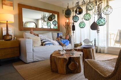 Mientras continúa con los arreglos, Dotto ya está pensando cómo bautizará al refugio esteño: "Pienso llamarlo Paraíso de mar, el mismo nombre de la chacra que tuve hace años. Este es mi nuevo lugar para disfrutar, leer, pensar, estar en silencio... en fin, ocuparme de mi ser y no del hacer. Durante mucho tiempo, me la pasé trabajando para los demás. O diciendo que quería morirme trabajando. ¡Una estupidez total! No quiero vivir nunca más enajenado, y este paraíso es un gran paso", asegura.