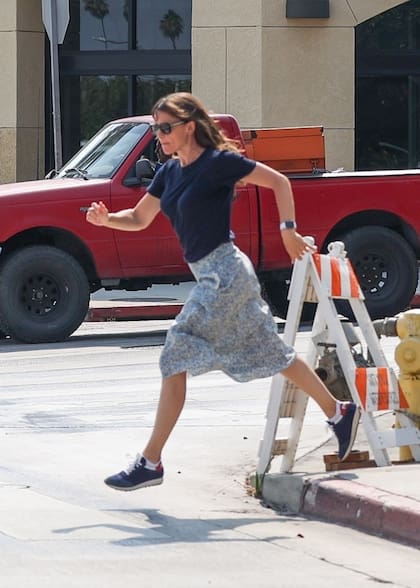 Mientras disfrutaba de un día de compras con su hija, Jennifer Garner detuvo su automóvil en medio de una calle muy transitada para devolver el suéter que una persona sin hogar dejó caer en medio de la calle en Los Ángeles.