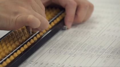 Mientras el ábaco está en desuso en la mayor parte del mundo, estudiantes en Japón siguen aprendiendo aritmética con esta herramienta milenaria.
