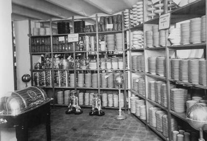 Mientras el hotel Hotel Carrasco funcionaba, la vajilla estaba perfectamente catalogada. Durante los años de abandono, buena parte fue saqueada.