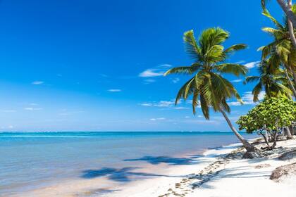 Mientras el invierno aprieta en el sur, las playas dominicanas viven su eterno verano de arena y sol