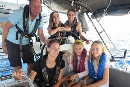 Una familia húngara de cuatro miembros decidió cumplir su sueño: navegar alrededor del mundo en un barco de 15 metros llamado "Teatime".