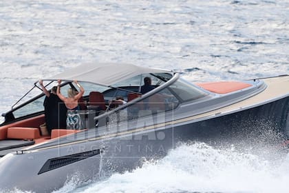 Mientras el Rey acelera los motores, Máxima y Amalia sostienen la toldilla para que no se vuele. Horas después, viajaron en familia a París para estar en la ceremonia de apertura de los Juegos Olímpicos 2024 y acompañar al seleccionado de su país. Se espera que vuelvan a la Ciudad Luz otra vez, antes del 11 de agosto, cuando el evento deportivo termine.