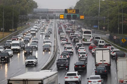 Mientras el temporal dejaba cortes de luz y caída de árboles, la temperatura en la ciudad se desplomó más de ocho grados en apenas una hora