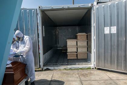 Los trabajadores se preparan para descargar los cajones