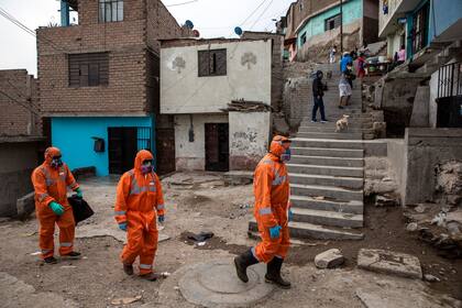 Trabajadores de la salud recorren las calles de un sector vulnerable de Lima