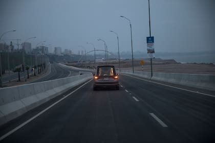 El trabajador de la funeraria Piedrangel, Jhoan Faneite, de Venezuela, conduce un coche fúnebre en una carretera de la costa del Pacífico