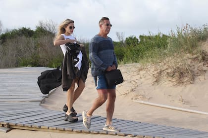 Mientras ella eligió una musculosa blanca y una pollera negra, él optó por un traje de baño azul y un suéter a tono