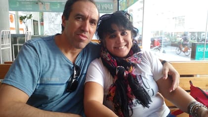 Mientras ella seguía casada, comenzaron a planear lo que sería el primer encuentro cara a cara para poder plasmar en vivo todo ese amor que se prometían a la distancia.