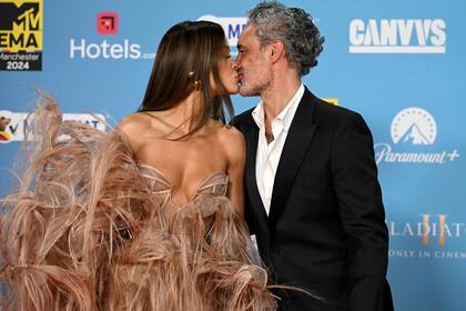 Mientras en Miami se celebró la música latina, en Manchester, al noroeste de Inglaterra, varios de los artistas más reconocidos de la industria de la música se congregaron en el marco de los MTV Europe Music Awards. Hasta allí fueron la cantautora británica Rita Ora y su esposo, el cineasta y actor neozelandés Taika Waititi, quienes no dudaron en ponerse románticos para los flashes