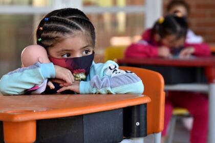 Mientras en otras regiones del mundo los colegios fueron los últimos en cerrar y los primeros en abrir, en América Latina ha sido al contrario