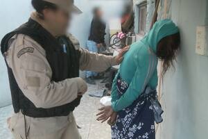 Mientras escapaba por los pasillos de las viviendas vecinas, fue captada por un drone y aprehendida