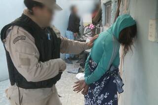 Intentaba escabullirse de un allanamiento, pero no pudo escapar del dron que la seguía