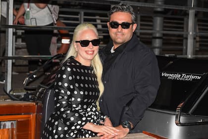 Mientras espera por el estreno de Joker: Folie à Deux, Lady Gaga se pasea por Venecia con su prometido, Michael Polansky, y presume de su anillo de compromiso. En la postal, la cantante posó para los fotógrafos en la puerta del aeropuerto Marco Polo de la ciudad italiana. Si bien la cantante comparte su vida desde hace más de tres años con el gurú tecnológico, fue en los Juegos Olímpicos de París donde decidió dar a conocer que muy pronto pasarán por el altar