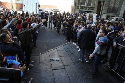 Mientras esperan, arengan a la vicepresidenta con cantos