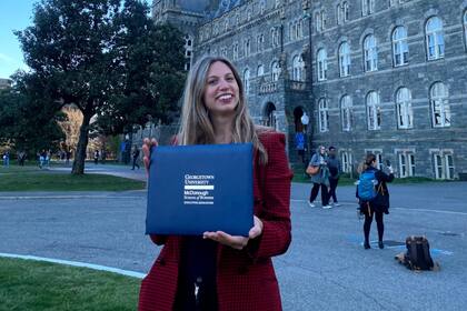Mientras estaba basada en Turquía, trabajando remoto para una empresa empresa de tecnología, se inscribió en la Universidad de Georgetown, en Washington, y esta vez tuvo que atravesar un proceso largo y tedioso al que se sumaron una serie de imprevistos de salud que casi la llevan a perder la cursada.