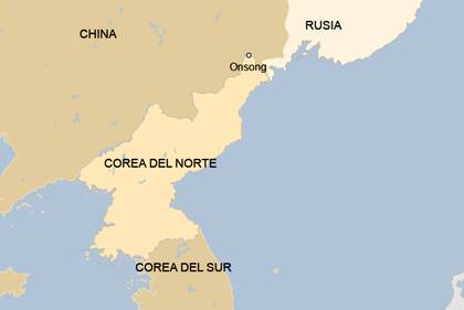 Mientras estaba sentada en su celda, escuchó el "clac clac clac" de las puntas metálicas de las botas del guardia mientras patrullaba afuera. Iba hacia atrás y hacia delante. A medida que el sonido se alejó, Young-joo se arriesgó y le susurró algo a uno de sus compañeros de celda.