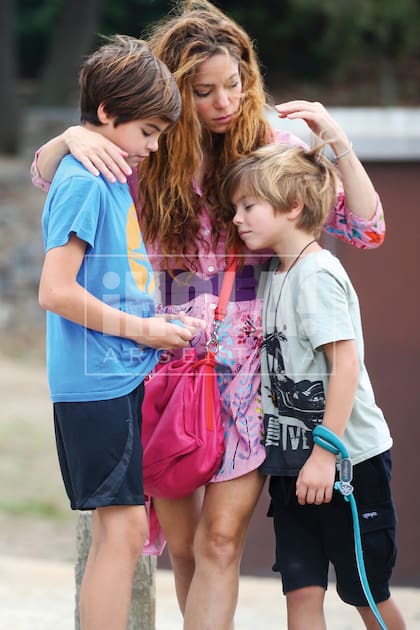 Mientras Gerard Piqué se muestra con su flamante pareja, Shakira pasea con sus hijos Milan y Sasha por un parque de Barcelona.
