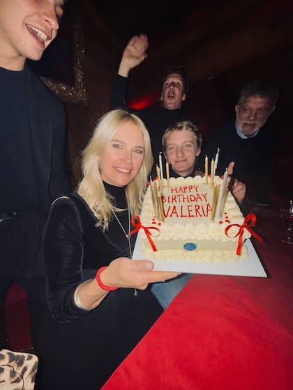 Mientras Gravier arengaba de fondo, Valeria Mazza posó con su torta