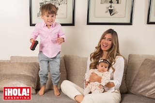 La modelo y mujer del rugbier Juan Imhoff, Natacha Eguía, posa con sus herederos