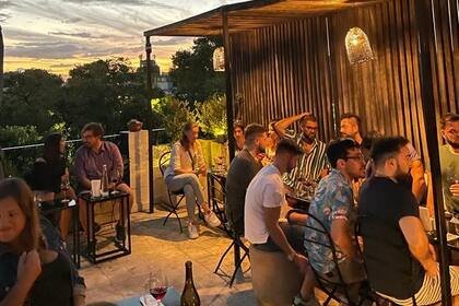 Mientras la cata avanza, el sol desciende