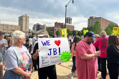 Mientras la funcionaria hablaba en conferencia, los padres de Emma Shafer y decenas de personas se manifestaban a pocas cuadras en repudio a su presencia