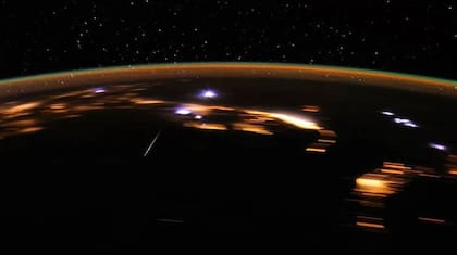 Mientras la mayoría de las cámaras miraban hacia el pico de la lluvia de meteoritos Líridas en 2012, el astronauta Don Pettit a bordo de la Estación Espacial Internacional apuntó su cámara de video a la Tierra. Las imágenes de esa noche ahora revelan impresionantes imágenes de la Tierra por la noche con meteoros arrasando (o ardiendo) en la atmósfera.
