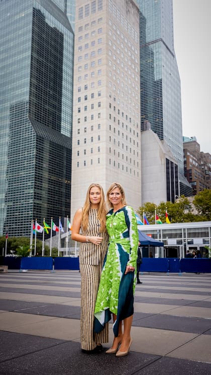Mientras la princesa lució un set de chaleco y pantalón a rayas, la reina optó por un vestido midi estampado (Foto: Patrick van Katwijk)
