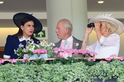 Mientras la reina Camilla no se pierde detalle de la carrera con sus binoculares, el rey Carlos conversa con la actriz británica Sophie Winkleman, casada con su primo segundo Lord Frederick Windsor.