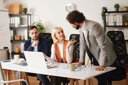 Mientras las empresas sigan confundiendo reconocimiento con liderazgo, las promociones continuarán siendo ese extraño ritual corporativo en el que una organización celebra, con aplausos y discursos, la posibilidad de haber creado su próximo problema